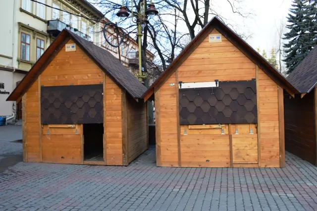 На Вічевому майдані монтують дерев'яні будиночки для новорічного ярмарку (фото) — фото 8