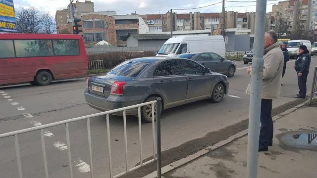 На Коновальця автомобіль збив 18-річну дівчину (фото) — фото 1