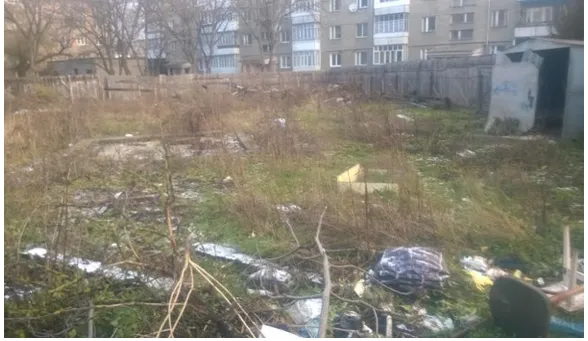 В Івано-Франківську близько десяти років пустує ділянка, відзначена на карті міста як вулиця Пулюя 1 (фото) — фото 5