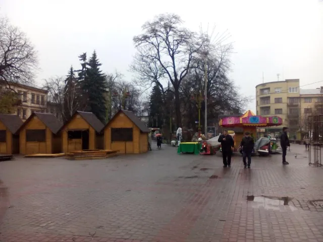 Незаконна карусель, яку ще досі не прибрали, зайняла місце дерев'яних будиночків (фото) — фото 1