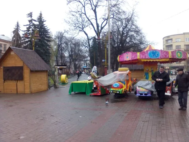 Незаконна карусель, яку ще досі не прибрали, зайняла місце дерев'яних будиночків (фото) — фото 4