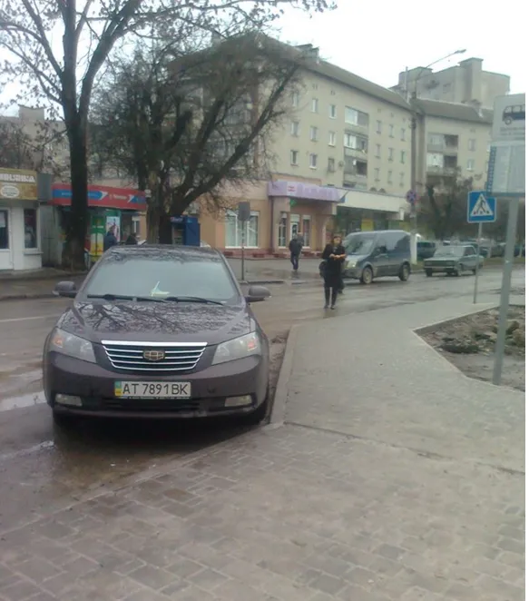 Нова зупинка біля дитячої лікарні не використовується за призначенням (фото) — фото 1