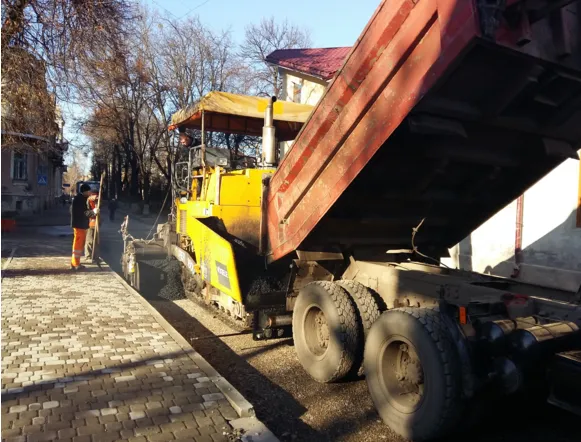 Працівники «Івано-Франківськавтодору» відреставрували вулицю Менделєєва (фото) — фото 2
