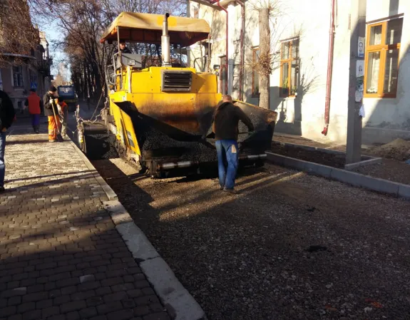 Працівники «Івано-Франківськавтодору» відреставрували вулицю Менделєєва (фото) — фото 3