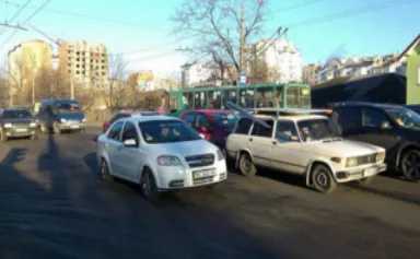 Внаслідок аварії перед Пасічнянським мостом  утворився корок (фото) — фото 3