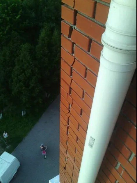 У багатоповерхівці по вулиці Галицькій тріснула стіна (фото) — фото 1
