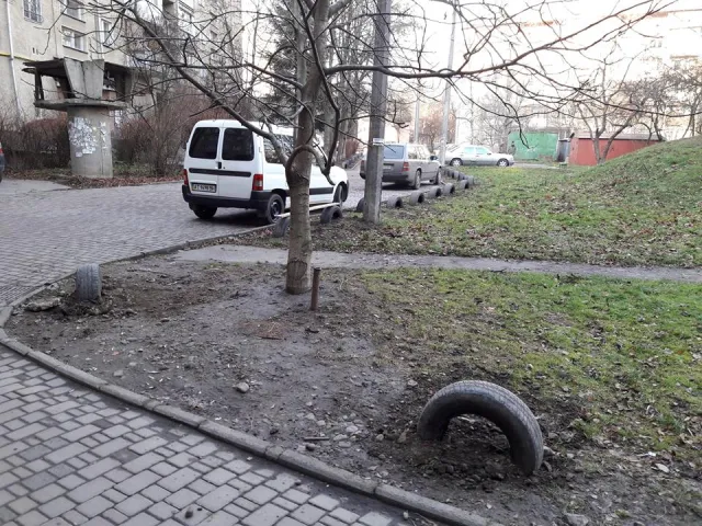 Мешканець міста використовує власний метод у боротьбі з авторагулями (фото) — фото 2