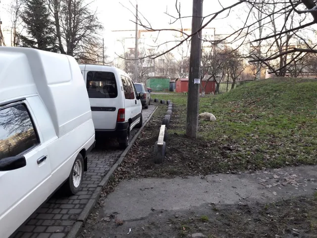 Мешканець міста використовує власний метод у боротьбі з авторагулями (фото) — фото 3