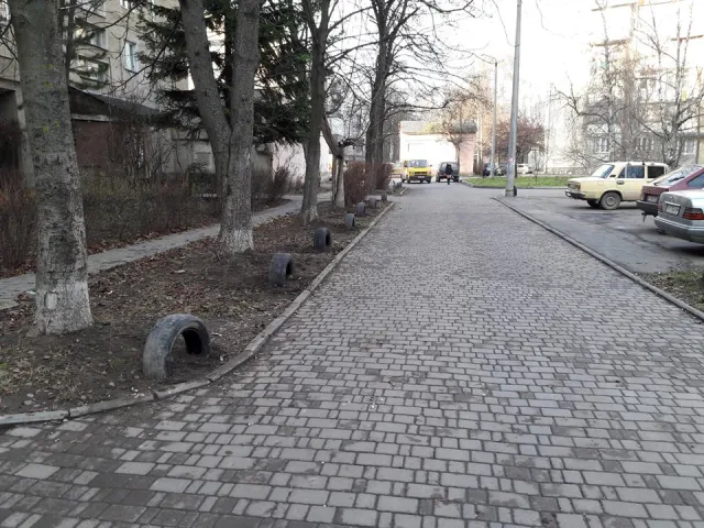 Мешканець міста використовує власний метод у боротьбі з авторагулями (фото) — фото 5
