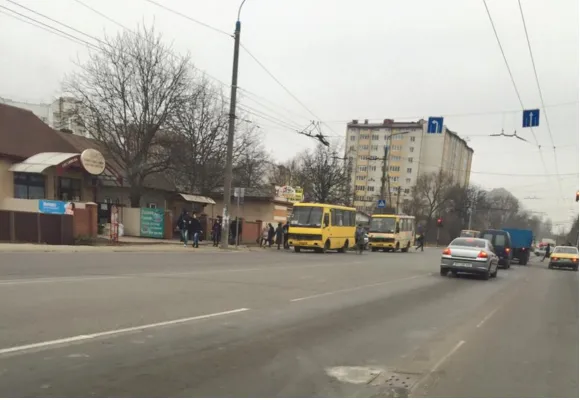 У Франківську на вулиці Галицькій залатали яму (фото) — фото 1