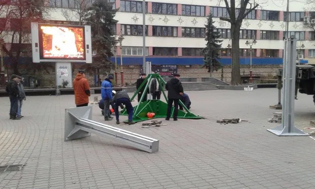 На Вічевому майдані почали встановлювати ялинку (фото) — фото 14