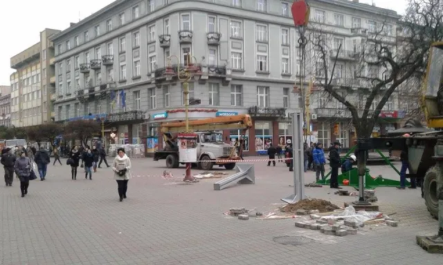 На Вічевому майдані почали встановлювати ялинку (фото) — фото 8