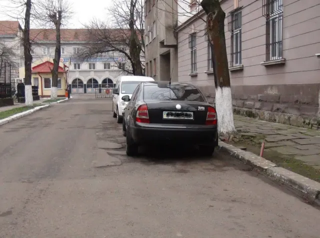 Франківські водії мало не щодня блокують виїзд з пожежної частини на вулиці Франка (фото) — фото 1