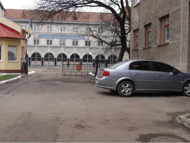 Франківські водії мало не щодня блокують виїзд з пожежної частини на вулиці Франка (фото) — фото 2