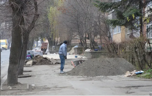 На вулиці Коновальця в Івано-Франківську розпочались роботи з укладання бруківки на найгіршій ділянці тротуару (фото) — фото 1