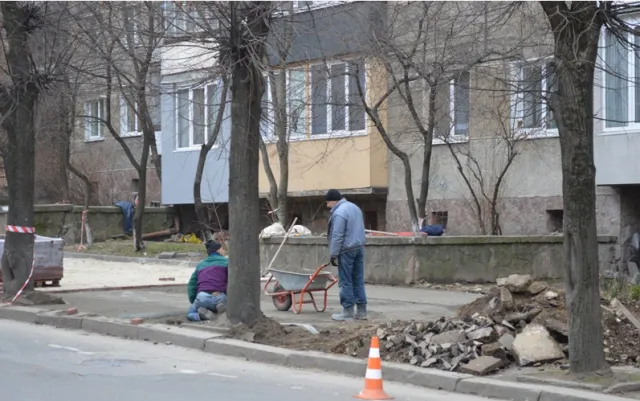 На вулиці Коновальця в Івано-Франківську розпочались роботи з укладання бруківки на найгіршій ділянці тротуару (фото) — фото 2