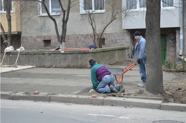 На вулиці Коновальця в Івано-Франківську розпочались роботи з укладання бруківки на найгіршій ділянці тротуару (фото) — фото 3
