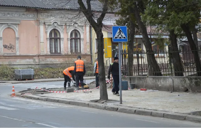 На вулиці Коновальця в Івано-Франківську розпочались роботи з укладання бруківки на найгіршій ділянці тротуару (фото) — фото 5