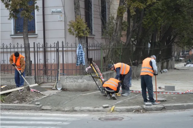На вулиці Коновальця в Івано-Франківську розпочались роботи з укладання бруківки на найгіршій ділянці тротуару (фото) — фото 7