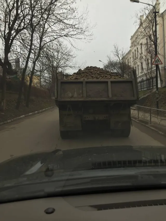 В центрі Коломиї їздять вантажівки з краденим гравієм (фото) — фото 1