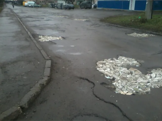 Жителі Франківська самі латають ями на дорогах (фото) — фото 1