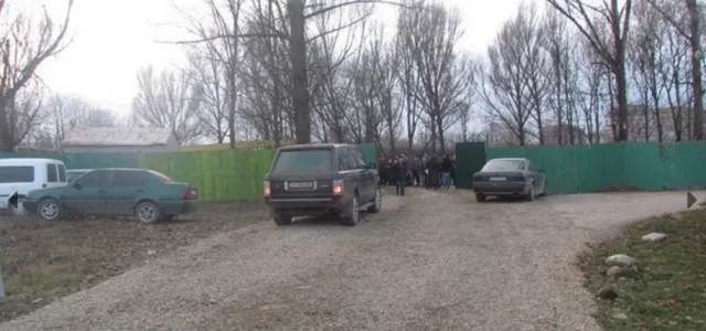 Жителі мікрорайону “Рінь” заблокували територію, де планується незаконне будівництво багатоповерхівки (фото) — фото 1