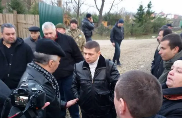 Жителі мікрорайону “Рінь” заблокували територію, де планується незаконне будівництво багатоповерхівки (фото) — фото 2