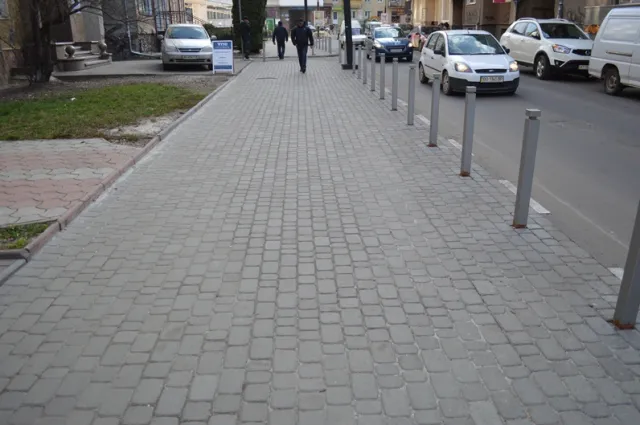 Франківці скаржаться, що ремонт тротуару на вулиці Вагилевича у Франківську затягнувся (фото) — фото 1