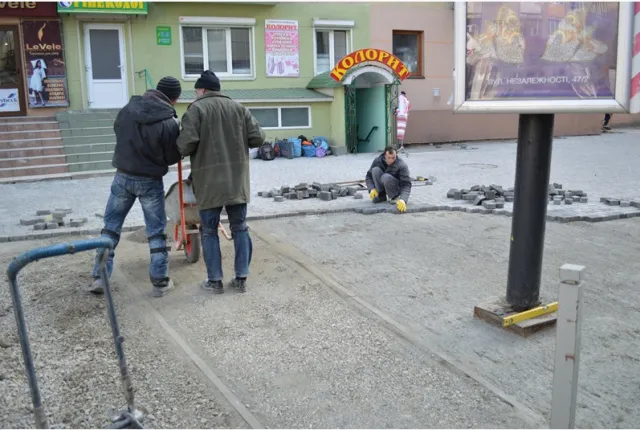 Франківці скаржаться, що ремонт тротуару на вулиці Вагилевича у Франківську затягнувся (фото) — фото 2