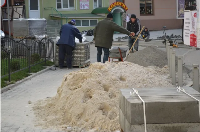 Франківці скаржаться, що ремонт тротуару на вулиці Вагилевича у Франківську затягнувся (фото) — фото 3