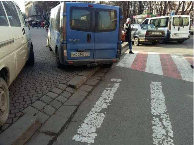 В самому центрі Івано-Франківська - троє авторагулів на бусах (фото) — фото 1
