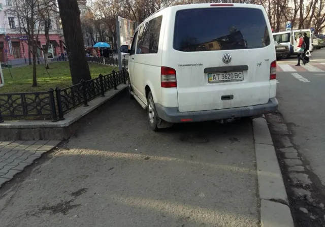 В самому центрі Івано-Франківська - троє авторагулів на бусах (фото) — фото 2