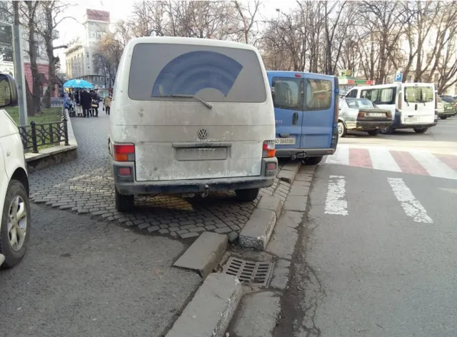 В самому центрі Івано-Франківська - троє авторагулів на бусах (фото) — фото 3