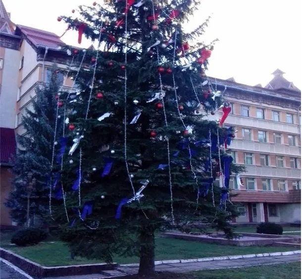 На Прикарпатті новорічну ялинку прикрасили у стилі російського триколору (фотофакт) — фото 1