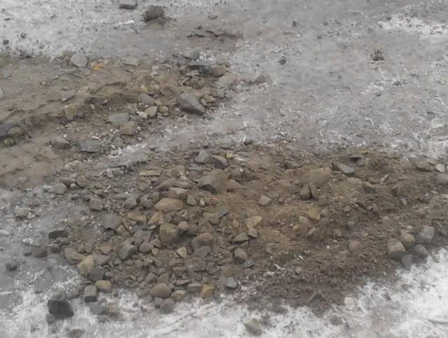 На Прикарпатті, незважаючи на сніг, продовжують латати ями на дорогах (фото) — фото 2