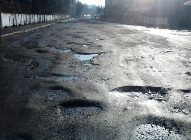 Водії Івано-Франківська просять відремонтувати вулицю Княгинин (фото) — фото 1