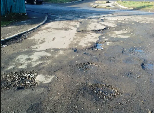 Водії Івано-Франківська просять відремонтувати вулицю Княгинин (фото) — фото 2