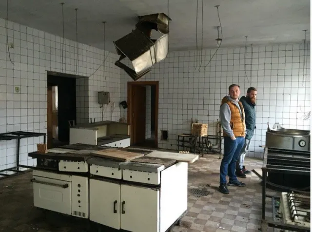 "Розбиті вікна, залишки техніки на кухні та гори сміття в коридорах", - от на що перетворився відомий санаторій Прикарпаття (фото) — фото 7