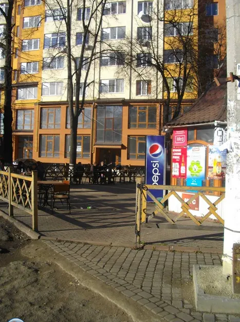 "Ну якби він був цивілізований то хай би працював далі", - франківці незадоволені літником, який діє посеред зими (фото) — фото 1