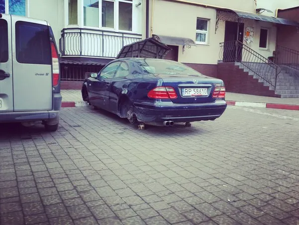 В Івано-Франківську з припаркованого у дворі автомобіля викрали колеса (фото) — фото 1