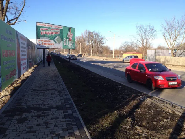 На Набережній три автомобілі в'їхали в каналізаційний дощовий водосток без решітки (фото) — фото 3