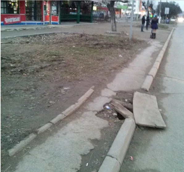 В Івано-Франківську на вулиці Вовчинецькій відсутні решітки зливової каналізації (фото) — фото 2
