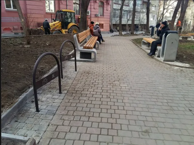 У одному із франківських скверів встановлено цікаві урни та сучасні лавки (фото) — фото 1