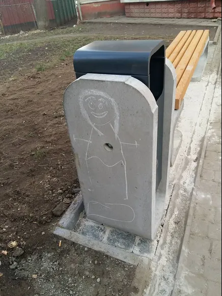 У одному із франківських скверів встановлено цікаві урни та сучасні лавки (фото) — фото 2