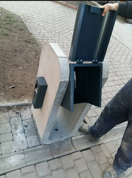 У одному із франківських скверів встановлено цікаві урни та сучасні лавки (фото) — фото 3