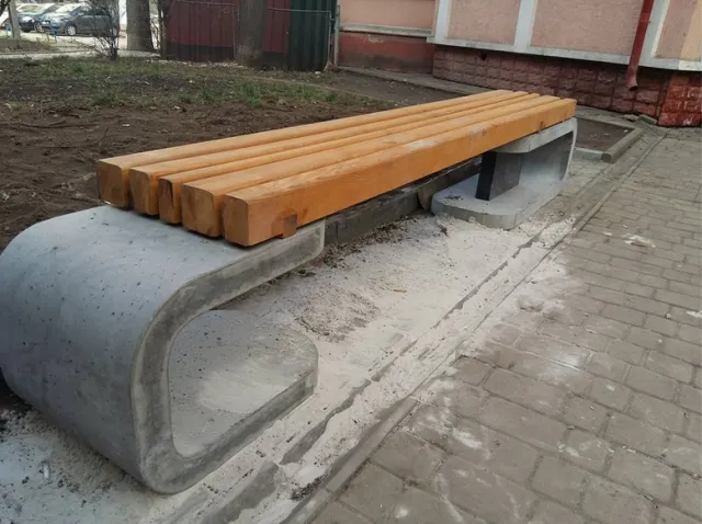 У одному із франківських скверів встановлено цікаві урни та сучасні лавки (фото) — фото 4