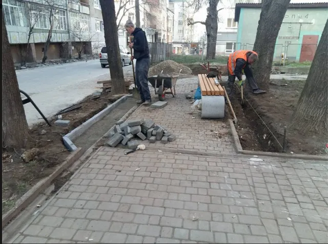 У одному із франківських скверів встановлено цікаві урни та сучасні лавки (фото) — фото 5