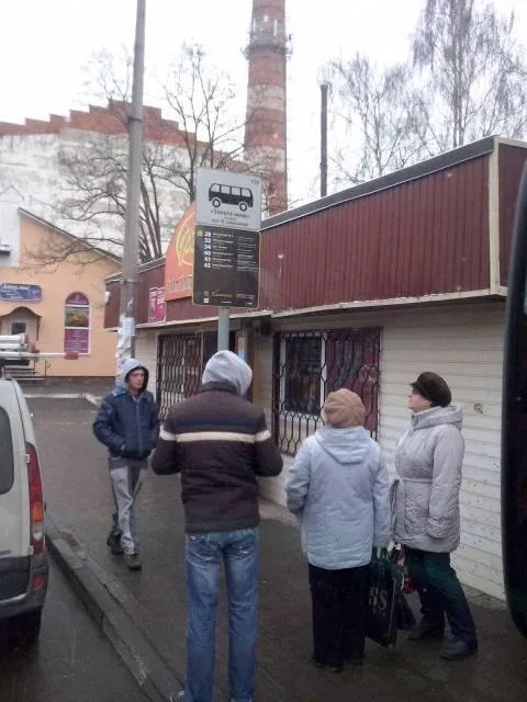 На зупинках з'явились нові інформаційні щити. Люди скаржаться на дрібний шрифт (фото) — фото 2