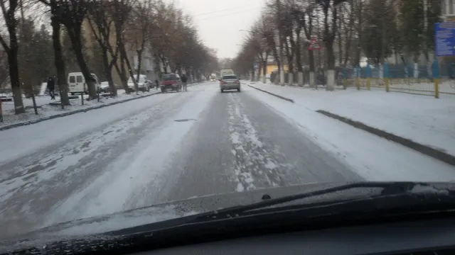 «Неочікувана зима» - дороги у місті, як скло. Франківці жаліються на погано роботу комунальників — фото 1