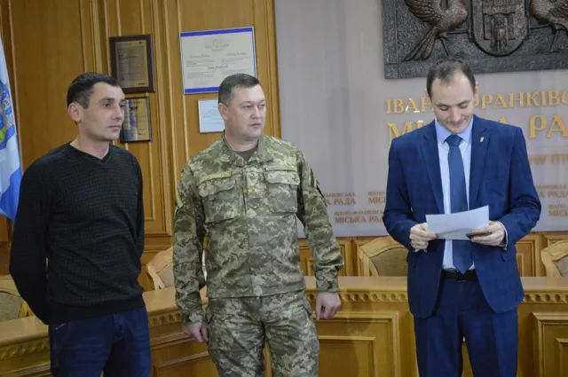 Франківському «кіборгу» вручили нагрудний знак «За військову доблесть» (фото) — фото 1